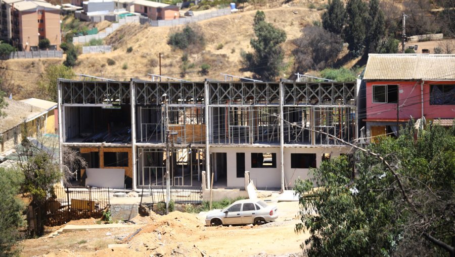 Millonarios pagos desde la Delegación Presidencial: Lo que se sabe del joven de 20 años que firmó los contratos