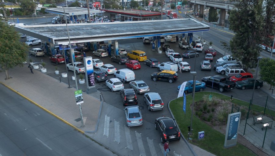 "Shock de demanda": Consumo de combustible se multiplicó de 3 a 5 veces en algunas estaciones tras anuncio de alza