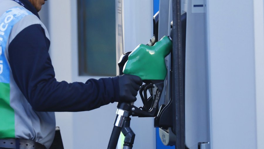 Gobierno y transportistas prolongan plazo de diálogo por alza en precios de los combustibles