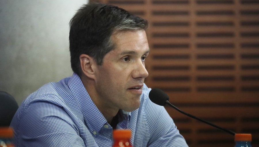 Candidato a la rectoría de la U. de Chile califica como "una buena noticia" la salida de Michael Clark de Azul Azul