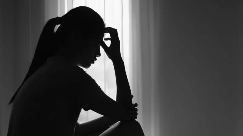 Indignación en Reino Unido por caso de tres adolescentes que evitaron la cárcel tras ser condenados por violar a dos menores