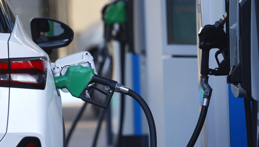 Precios de las bencinas registrarán una leve baja y el diésel caerá con fuerza a partir de este jueves