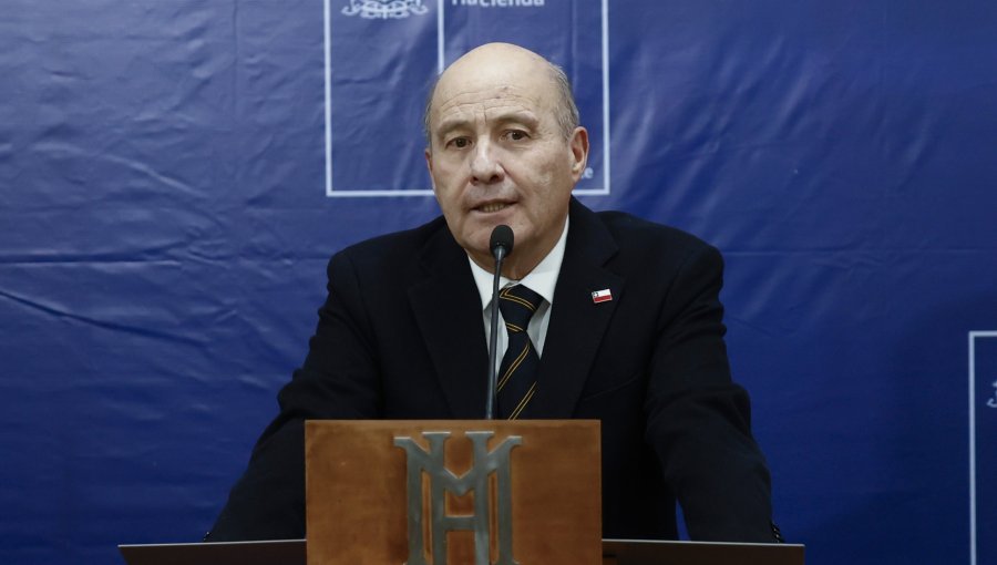 Ministro Quiroz denuncia "inconsistencias" en proyección de deuda del Gobierno de Boric  y anuncia investigación administrativa