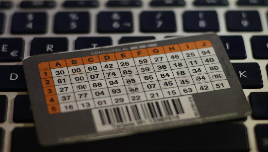Pese a nueva norma digital, CMF autoriza a adultos mayores a mantener sus tarjetas de coordenadas
