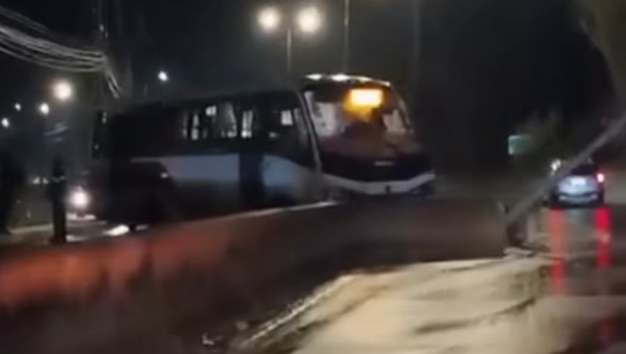 Microbús colisionó con barreras de contención y derribó un poste de alumbrado público en el Camino Troncal en Viña del Mar