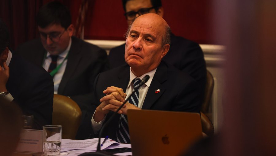 Quiroz descarta propuesta de senador Araya de rebajar impuesto específico a los combustibles: "Nunca ha estado arriba de la mesa"
