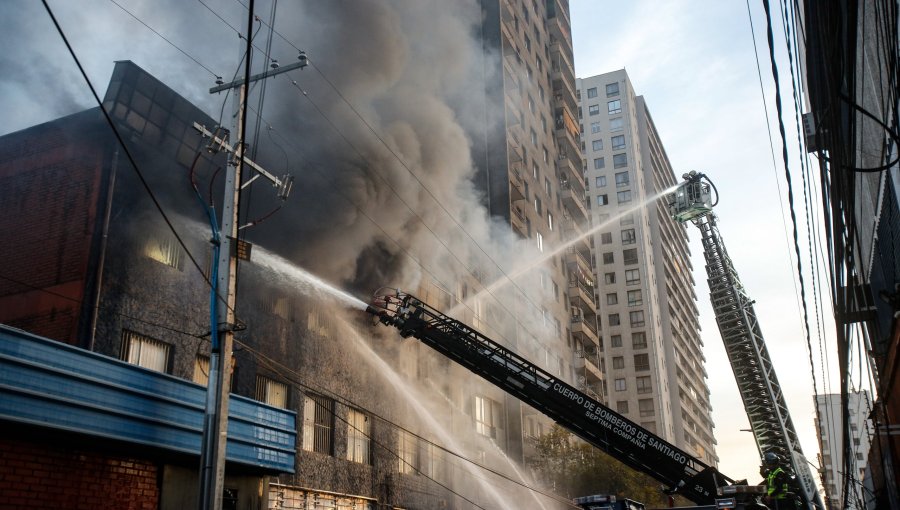Bomberos combaten voraz incendio en bodega en el centro de Santiago: edificio cercano fue evacuado de manera preventiva