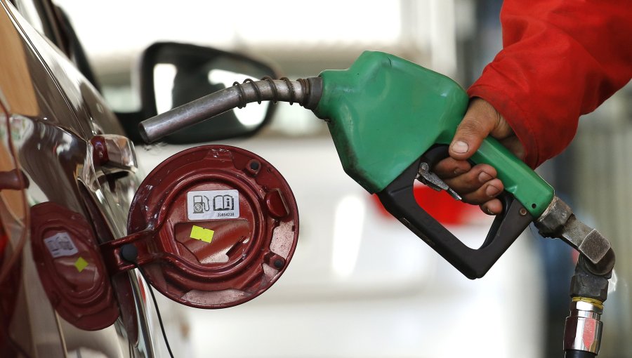 Confirman nueva caída en el precio de los combustibles a partir de este jueves: diésel bajará $155 por litro