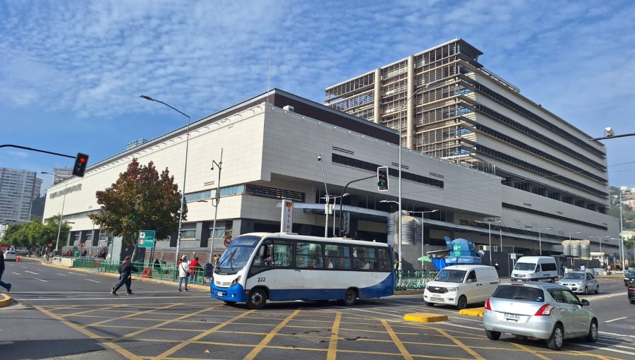 Denuncian eventual uso de recursos públicos en defensa del director del Hospital Fricke: recinto de salud descarta irregularidades