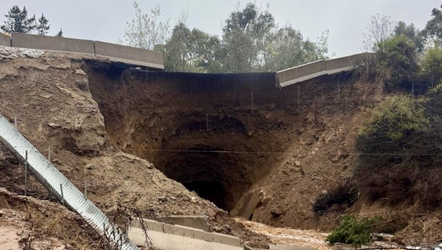 Socavón obliga al cierre total de la ruta entre Catapilco y La Laguna en Zapallar