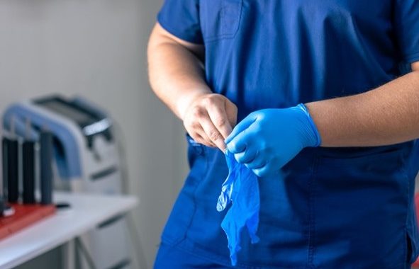 Contraloría detecta que dos médicos becados trabajaron menos de seis meses en seis años en el Servicio de Salud Arauco
