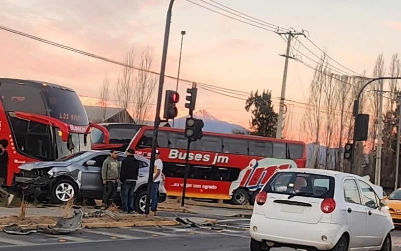 Al menos dos personas resultaron lesionadas tras colisión frontal entre dos vehículos en San Felipe