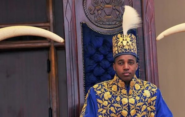 Muere a los 34 años el rey Oyo Nyimba, quien fuera el monarca más joven del mundo