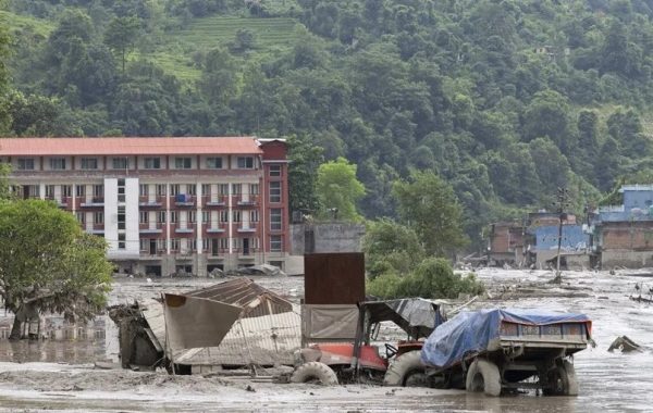 Suben a más de 930 los muertos y 4.200 desaparecidos por devastadora riada en la frontera entre Nepal y China