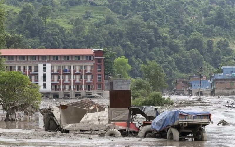 Suben a más de 930 los muertos y 4.200 desaparecidos por devastadora riada en la frontera entre Nepal y China
