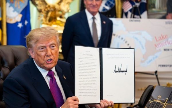 Trump firma decreto para cambiar el nombre del lago Ontario a “lago América” y advierte que "ahora sólo nos falta un océano"