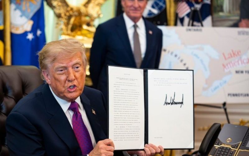 Trump firma decreto para cambiar el nombre del lago Ontario a “lago América” y advierte que "ahora sólo nos falta un océano"