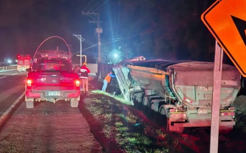 Colisión por alcance entre dos camiones deja dos lesionados en ruta 5 Norte de Nogales