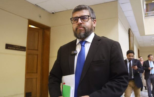 Diputado Araya acusa al ministro Arrau de "infringir deberes constitucionales" por inasistencias a comisión especial investigadora