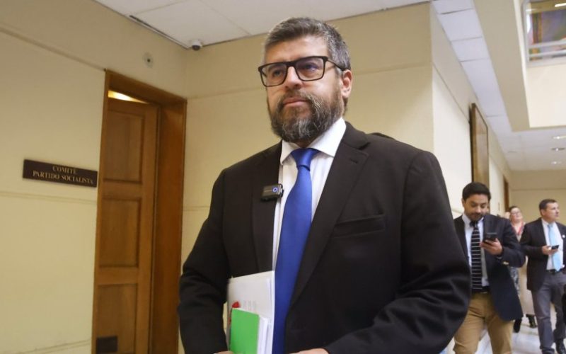 Diputado Araya acusa al ministro Arrau de "infringir deberes constitucionales" por inasistencias a comisión especial investigadora