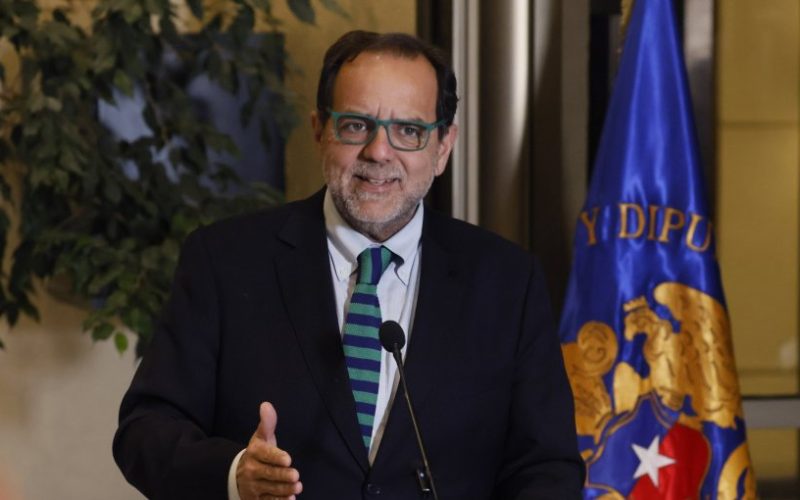 Mulet acusa "mal uso" de Ley Zamudio por conservador de Bienes Raíces de Santiago que busca evitar su cese obligatorio a los 75 años