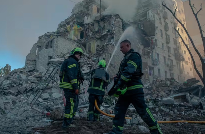 Nueva ola de ataques rusos deja 15 muertos y 39 heridos en Kiev