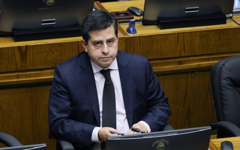 Senador Araya aborda su futuro en el PPD y adelanta que "probablemente congelemos la militancia"