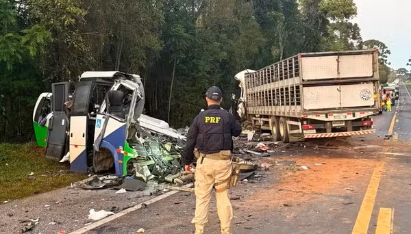 Tragedia en el sur de Brasil: choque frontal entre minibús y camión deja al menos 23 muertos en Paraná
