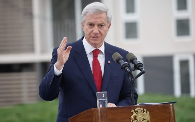 Encuesta Data Influye refleja 61% de desaprobación al Gobierno de José Antonio Kast y pesimismo en materia económica