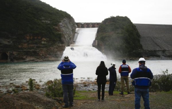 Embalse Colbún inicia vertimiento preventivo de agua en el río Maule ante lluvias y nivel al 98% de su capacidad