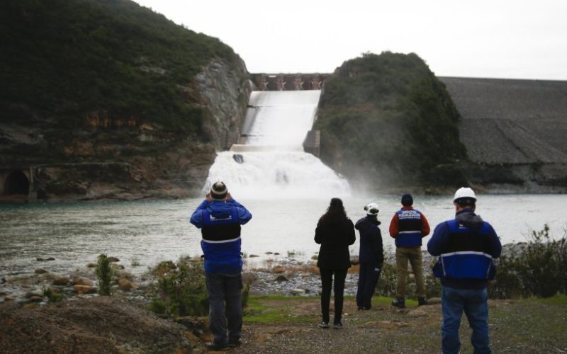 Embalse Colbún inicia vertimiento preventivo de agua en el río Maule ante lluvias y nivel al 98% de su capacidad