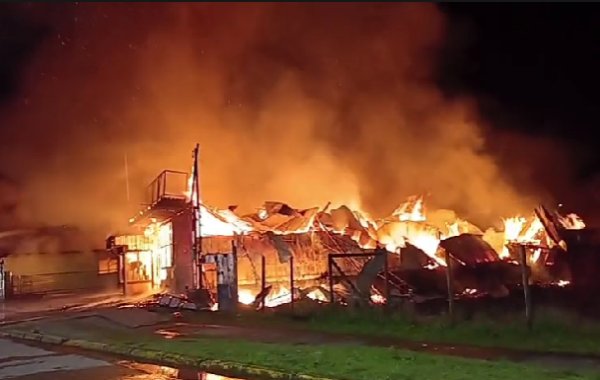 Violento incendio en Los Lagos deja un fallecido y consume cuartel de Bomberos y varias viviendas
