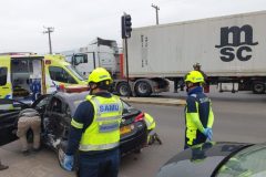 Colisión entre taxi colectivo y camión deja a una persona lesionada en Quillota