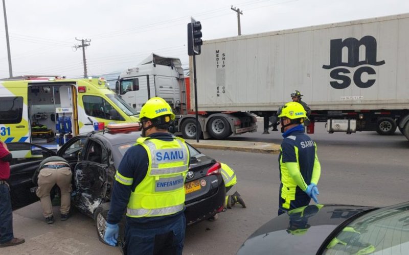 Colisión entre taxi colectivo y camión deja a una persona lesionada en Quillota