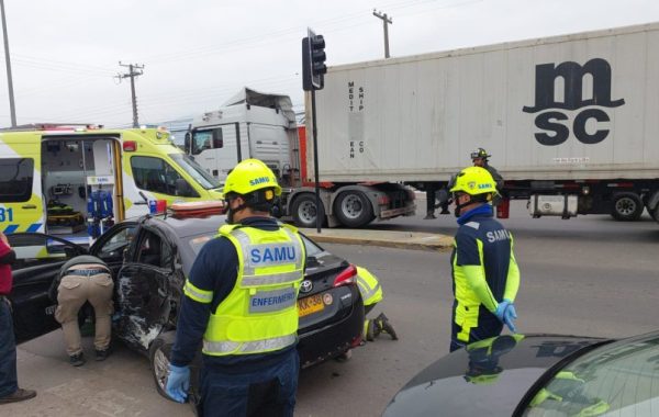 Colisión entre taxi colectivo y camión deja a una persona lesionada en Quillota