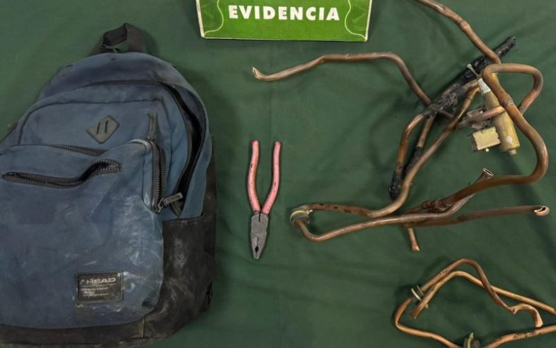 Tres detenidos tras ser sorprendidos robando cañerías de cobre desde edificio patrimonial de Valparaíso