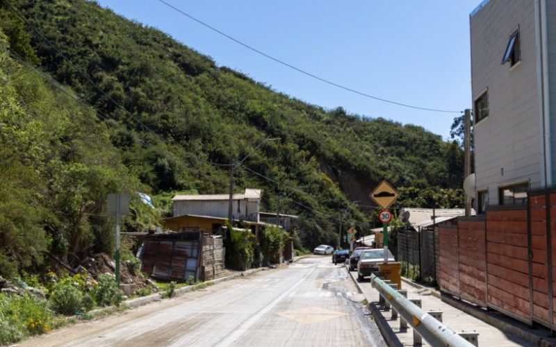 Más de 25 familias de cerros Placeres y Rocuant de Valparaíso tendrán alcantarillado tras más de una década de espera