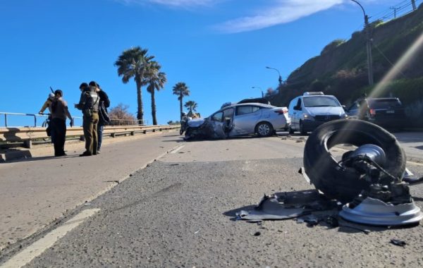 Vehículo traspasa la calzada y colisiona de frente a camioneta con funcionarios de la Seremi de Salud en Reñaca: tres lesionados
