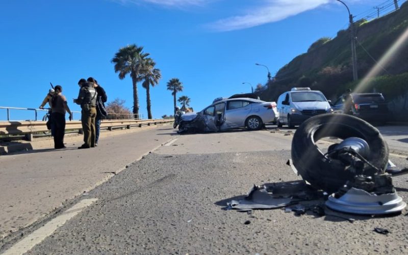 Vehículo traspasa la calzada y colisiona de frente a camioneta con funcionarios de la Seremi de Salud en Reñaca: tres lesionados