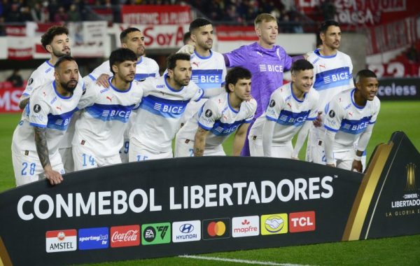Conmebol multó a la UC por infracciones durante su visita a Estudiantes por la Copa Libertadores