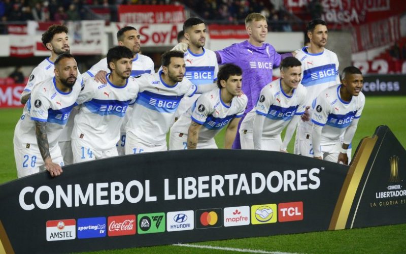 Conmebol multó a la UC por infracciones durante su visita a Estudiantes por la Copa Libertadores
