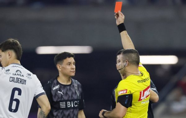 Árbitro revela motivos de las expulsiones de Zuqui y Palavecino en derrota de la UC ante Ñublense