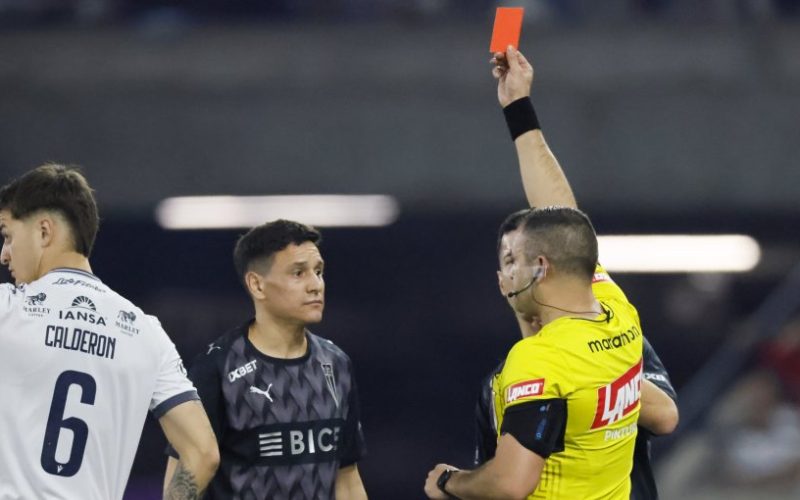 Árbitro revela motivos de las expulsiones de Zuqui y Palavecino en derrota de la UC ante Ñublense