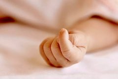 Edema pulmonar asociado a cuadro infeccioso provocó la muerte de bebé de 4 meses en Puchuncaví: su padre quedó en libertad