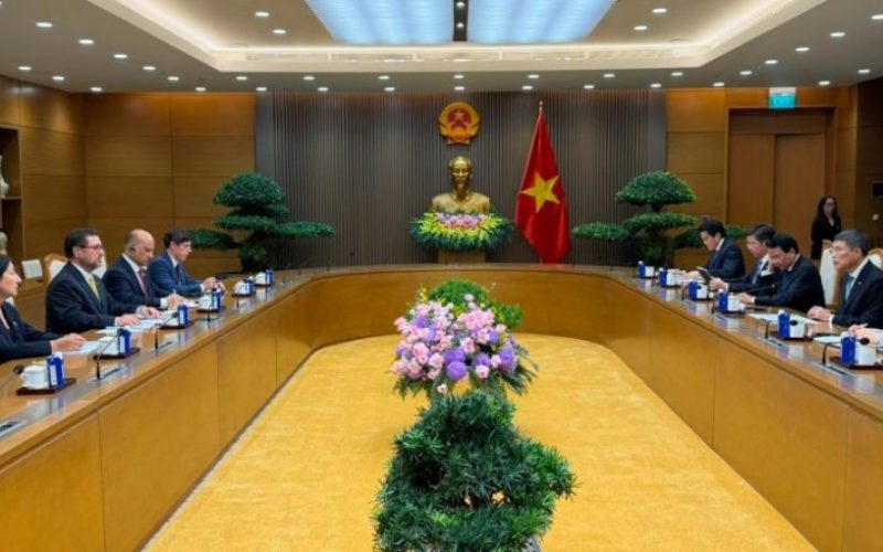 Canciller Pérez Mackenna se reúne con el primer ministro de Vietnam y acuerdan potenciar el comercio y la inversión