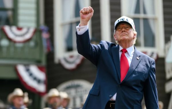 Trump asegura que Irán "está colapsando" mientras EE.UU. prepara una "ofensiva financiera" sin precedentes