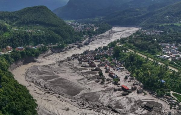 Tragedia en Nepal: fuerte crecida del río Bhotekoshi deja al menos 22 muertos y cerca de 400 turistas desaparecidos