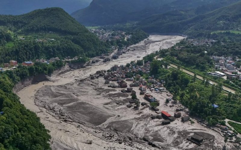 Tragedia en Nepal: fuerte crecida del río Bhotekoshi deja al menos 22 muertos y cerca de 400 turistas desaparecidos