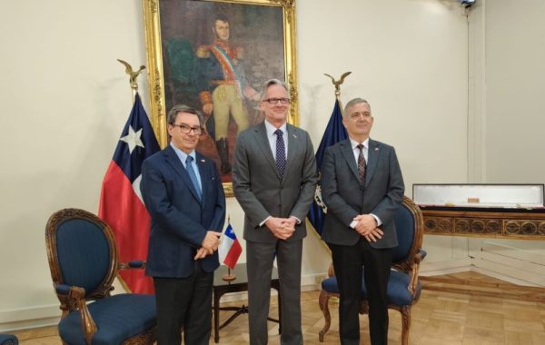 Chile y Reino Unido reafirman alianza estratégica tras cita bilateral entre Defensa y embajador británico