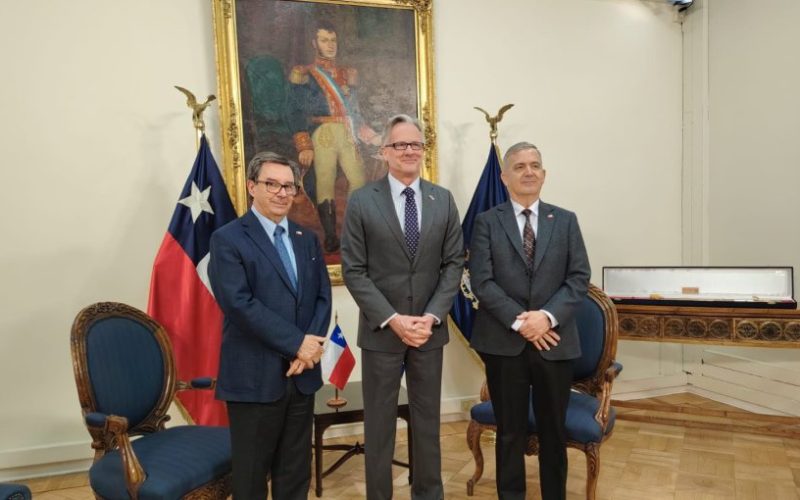 Chile y Reino Unido reafirman alianza estratégica tras cita bilateral entre Defensa y embajador británico